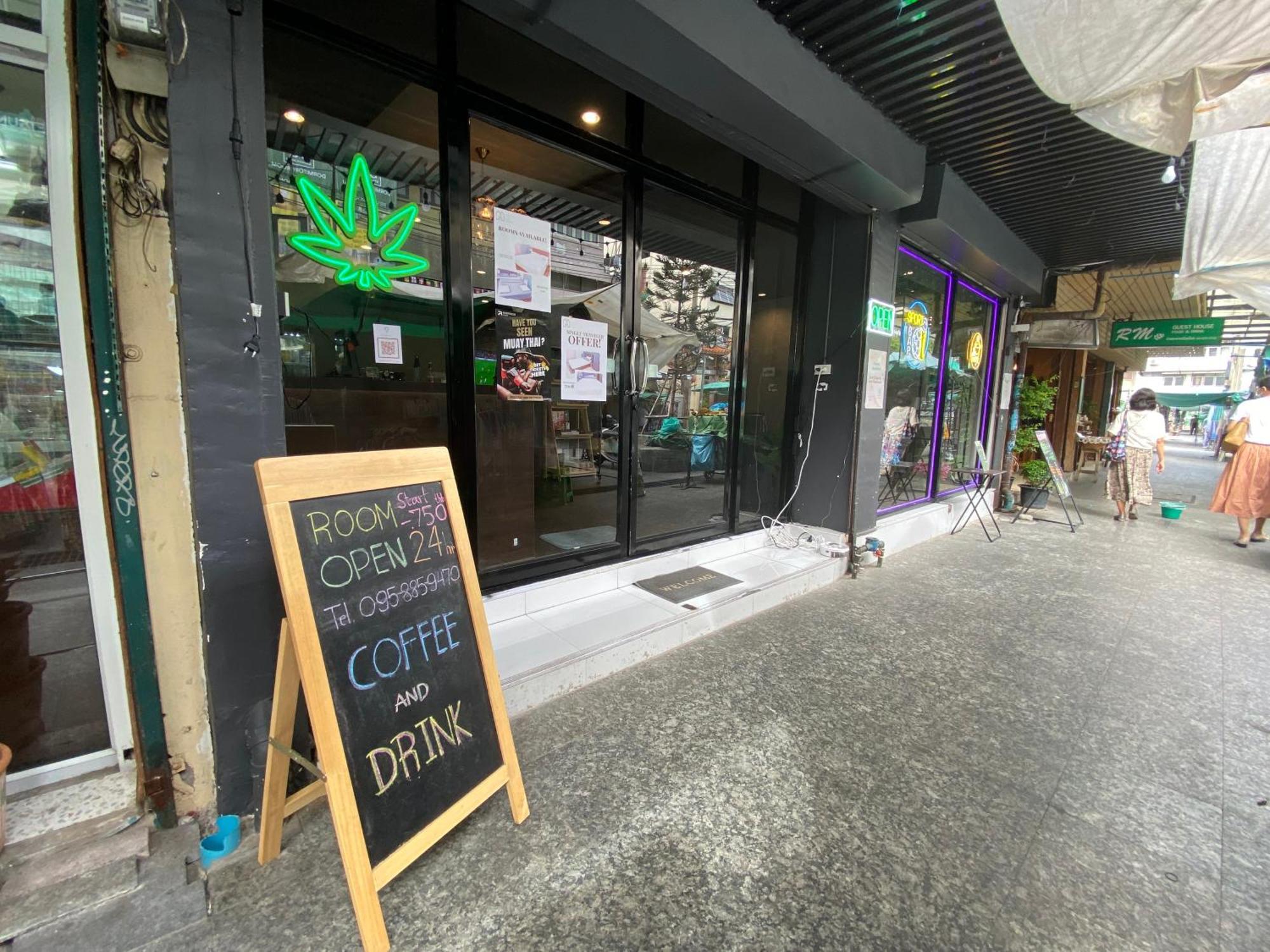 Bud Brew Beyond Dispensary And Hotel Bangkok Luaran gambar