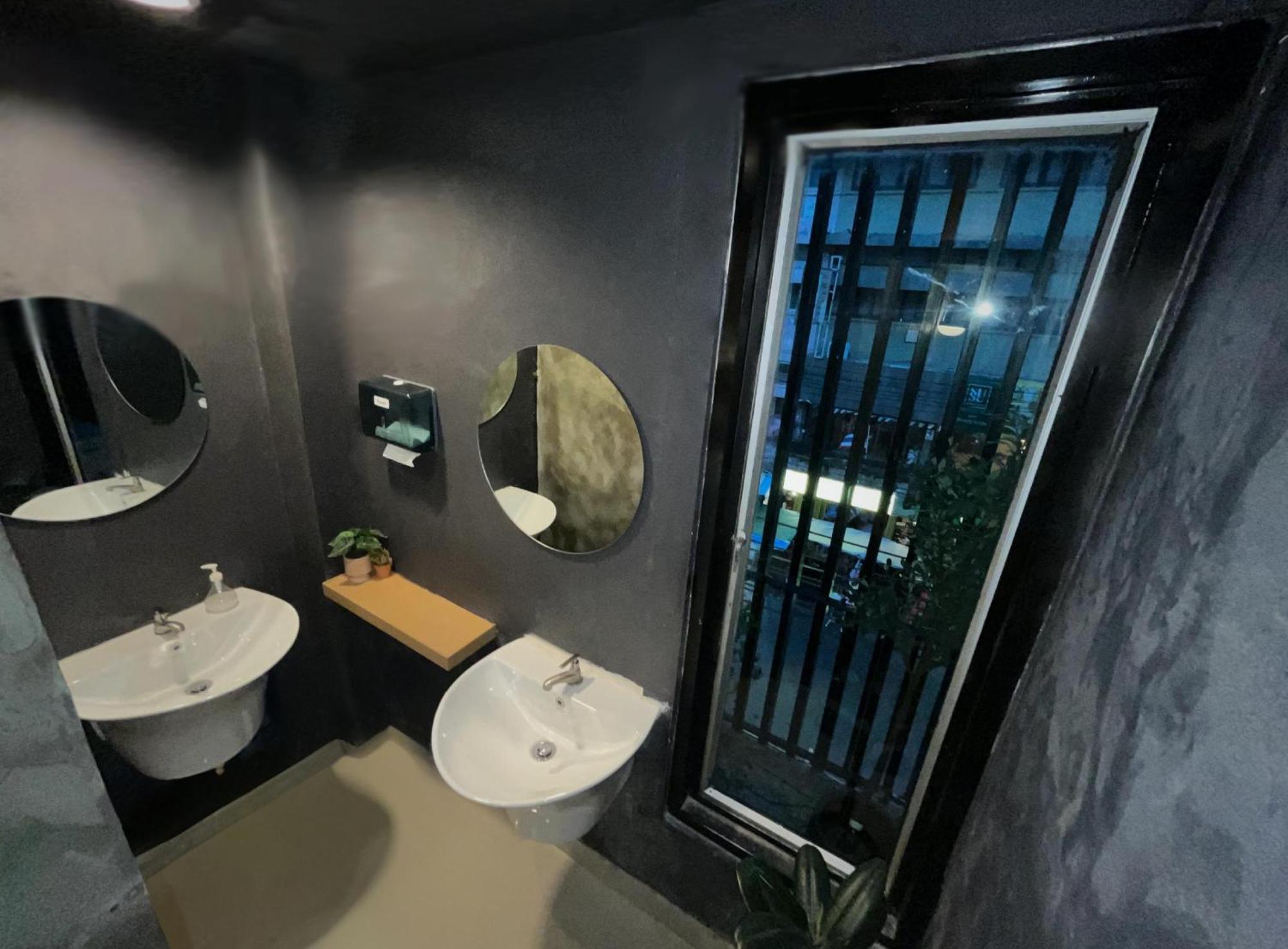 Bud Brew Beyond Dispensary And Hotel Bangkok Luaran gambar