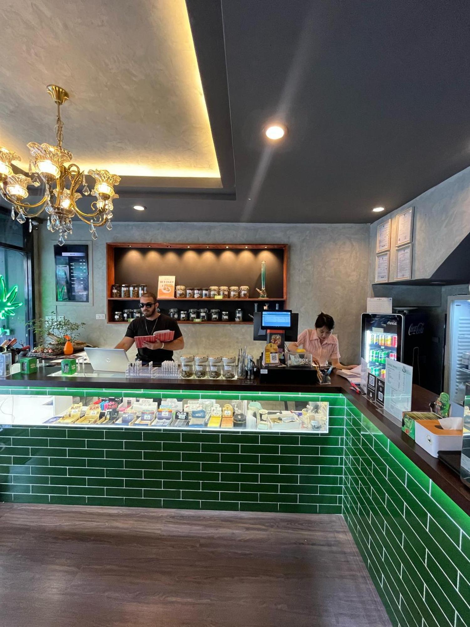 Bud Brew Beyond Dispensary And Hotel Bangkok Luaran gambar
