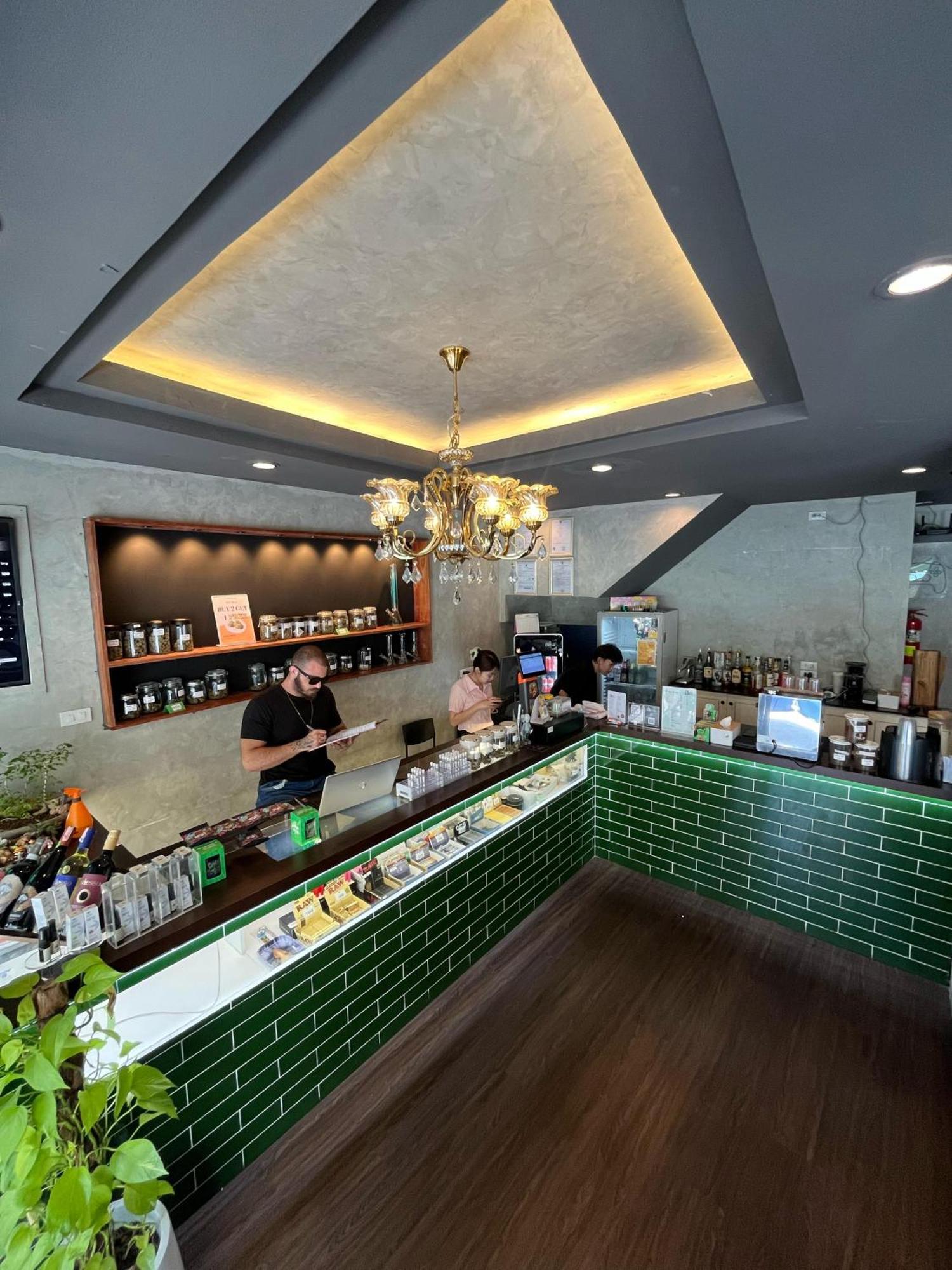 Bud Brew Beyond Dispensary And Hotel Bangkok Luaran gambar